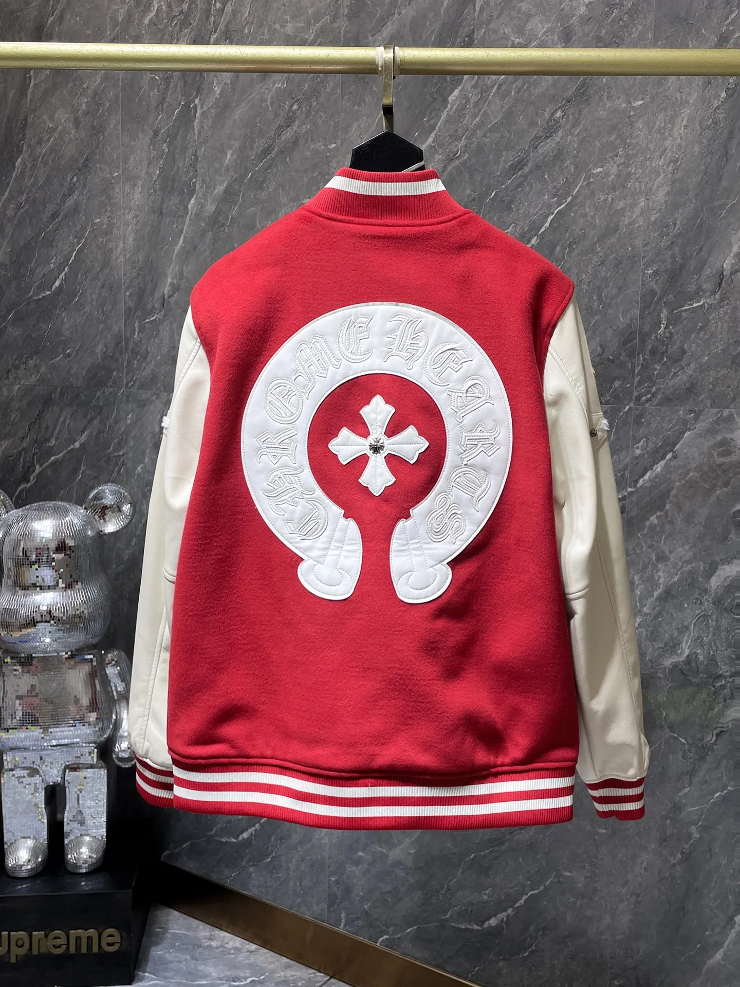 P436 Chrome Hearts 🍁Winter clothing is here🍁 Sanskrit cross woolen leather sleeves spliced ​​with baseball embroidery cotton clothes, heavy embroidery ➕ special craftsmanship for double sleeve splicing, counter synchronization, heavy industry! ! Customized version of thickened woolen fabric, silk lining, customized version of hardware, not the ordinary version on the market! ! 🌈Recommended colors: black red 🌈Code numbers: S, M, L, XL